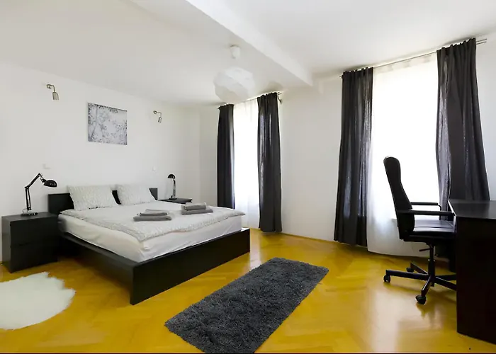 Damati Kft Liszt Ferenc Ter Inner City Flat